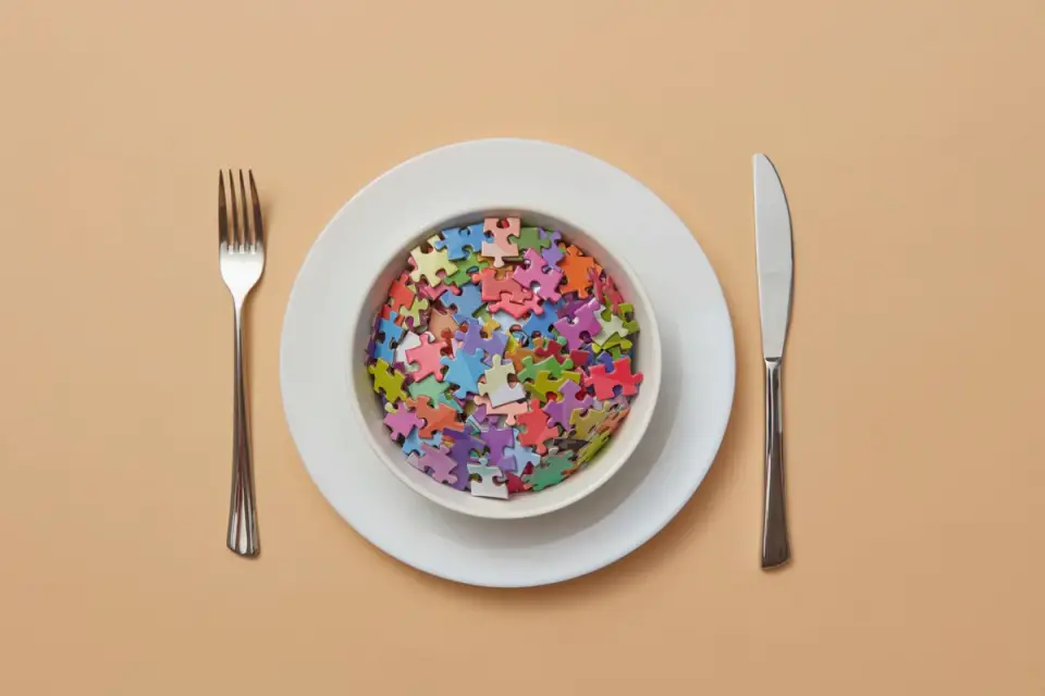 A slow-feeder puzzle bowl filled with kibble